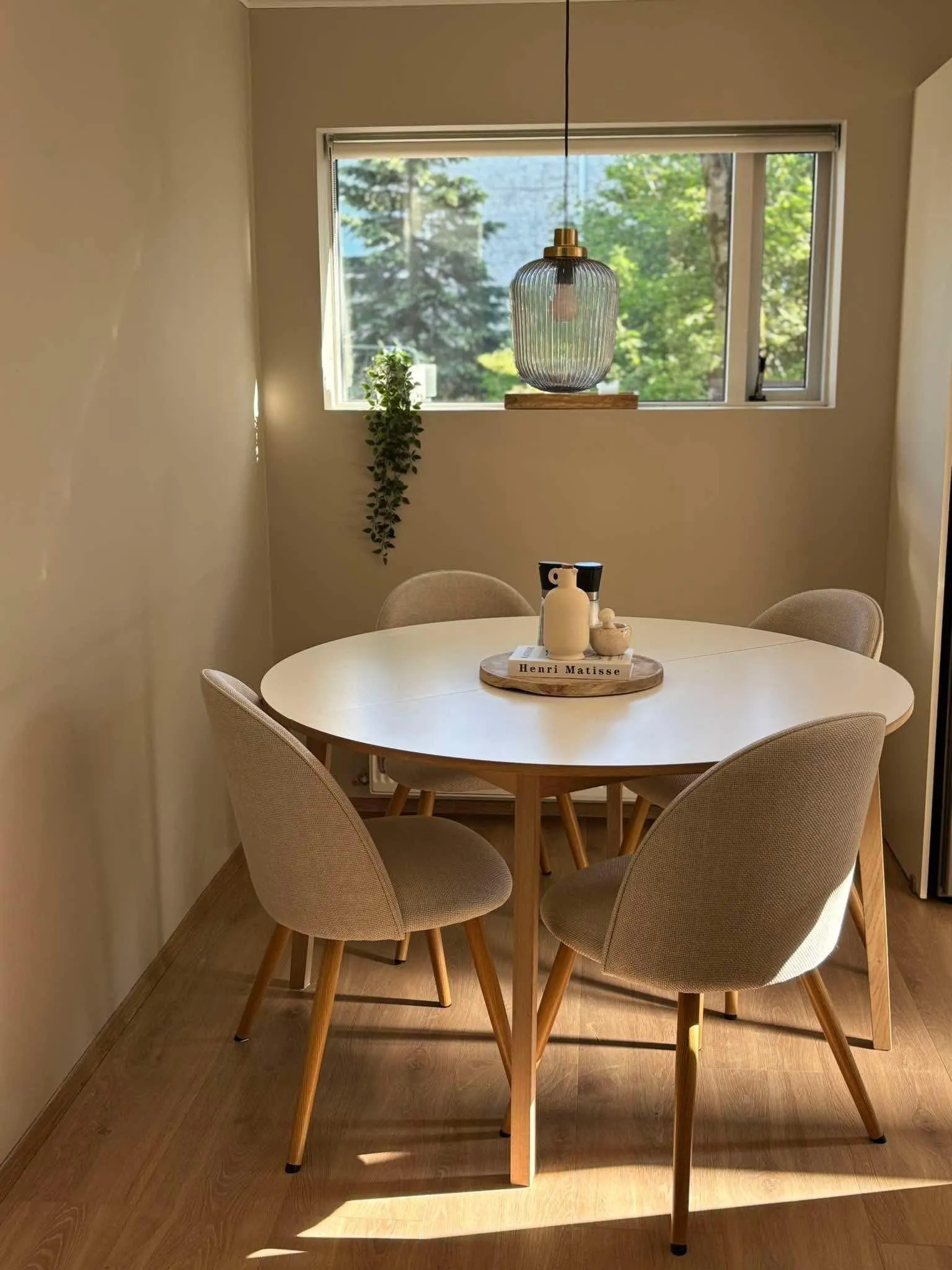 Gengið frá borðstofu