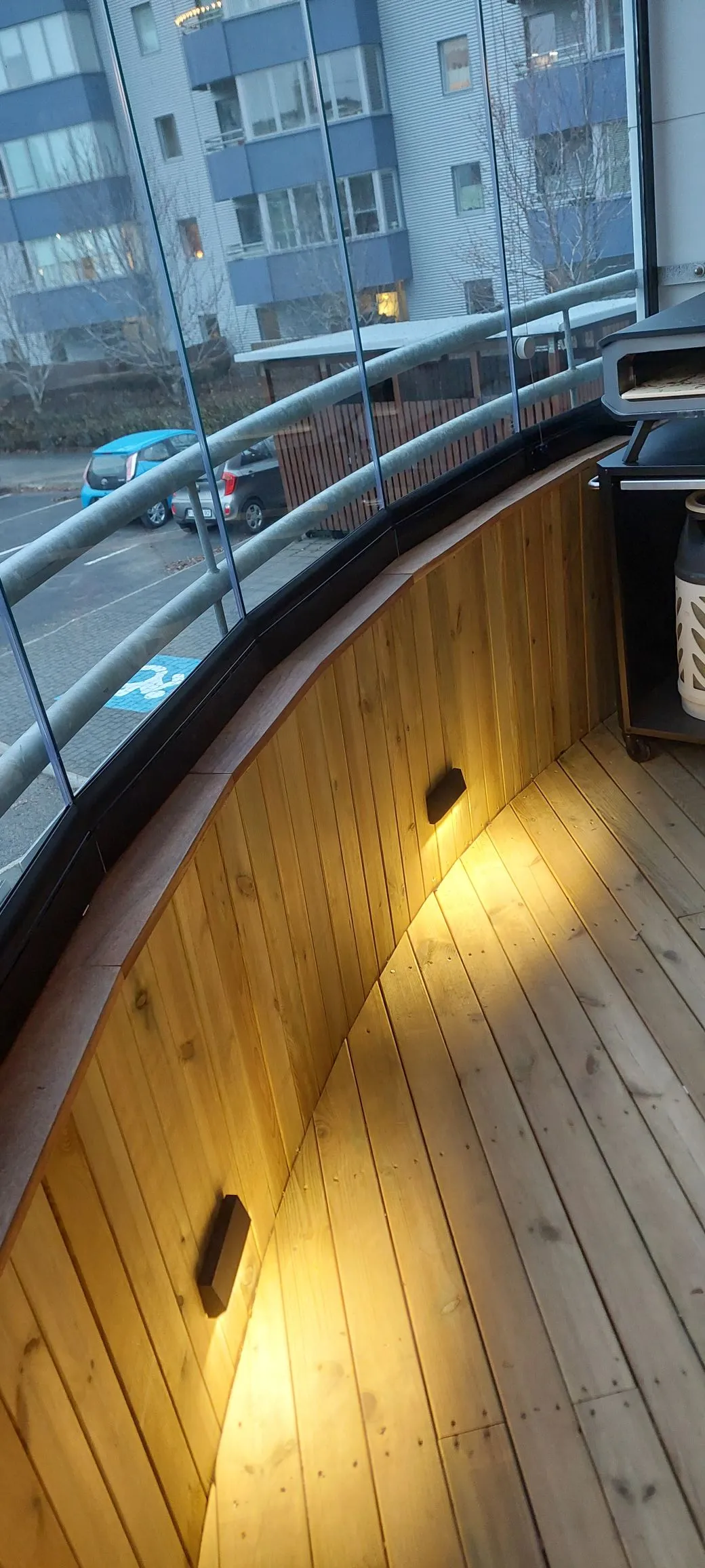 Sveigðar svalir klæddar timbri