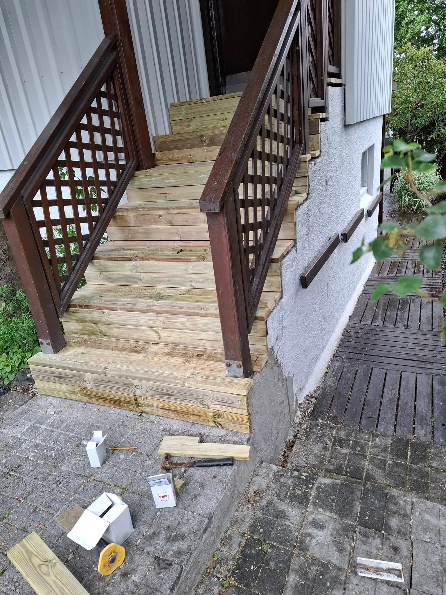 Tröppur klæddar með timbri